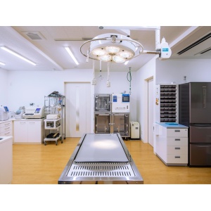 処置室は病院の真ん中に広く配置し、薬局や各診察室に行くことができます。